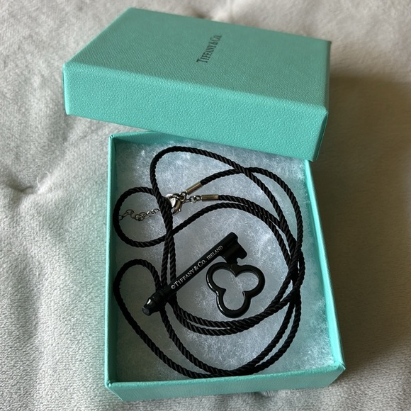 Tiffany & Co. Bone china trefoil key on chain 925 silver clasp, BROKEN pendant - Picture 5 of 5
